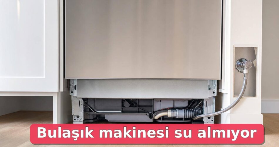 Alt kısmı açık bulaşık makinesinde hortum ve musluk bağlantısı kontrol ediliyor.