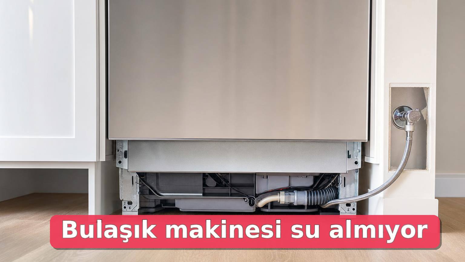 Alt kısmı açık bulaşık makinesinde hortum ve musluk bağlantısı kontrol ediliyor.