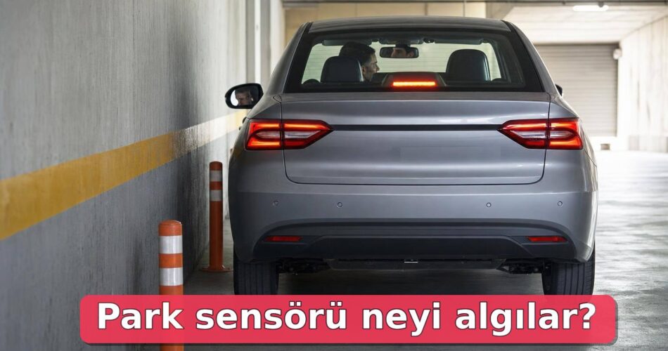 Dar otoparkta geri manevra yapan park sensörlü otomobil.
