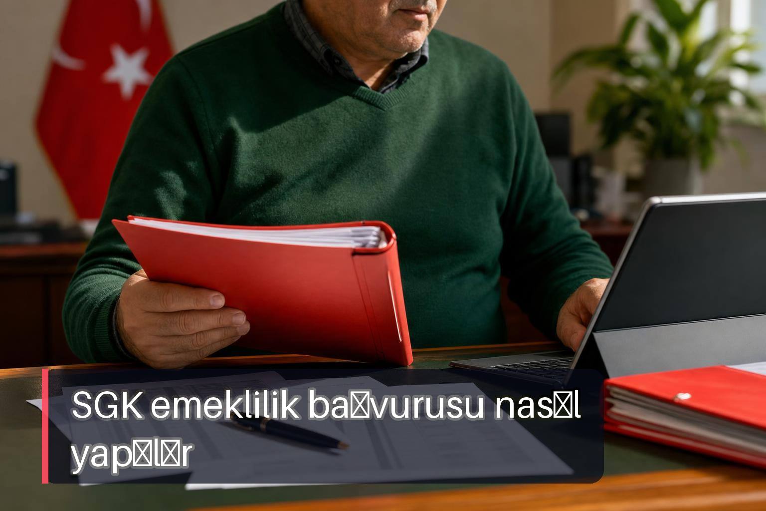 SGK emeklilik başvurusu nasıl yapılır sürecinde e-Devlet ve evrak kontrolü yapan kişi.
