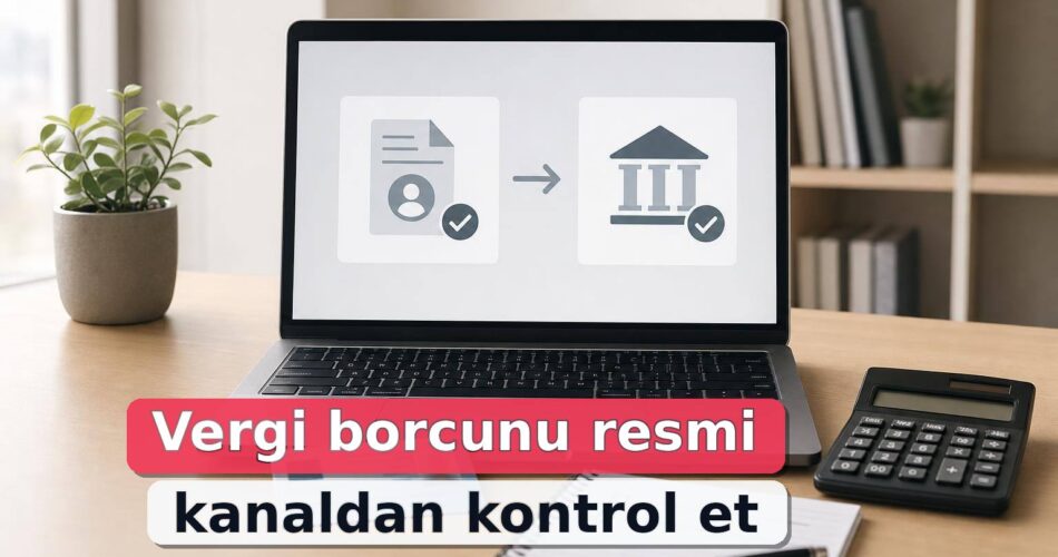 Vergi borcu sorgulama için bilgisayar başında resmi kanalları kontrol eden masa düzeni