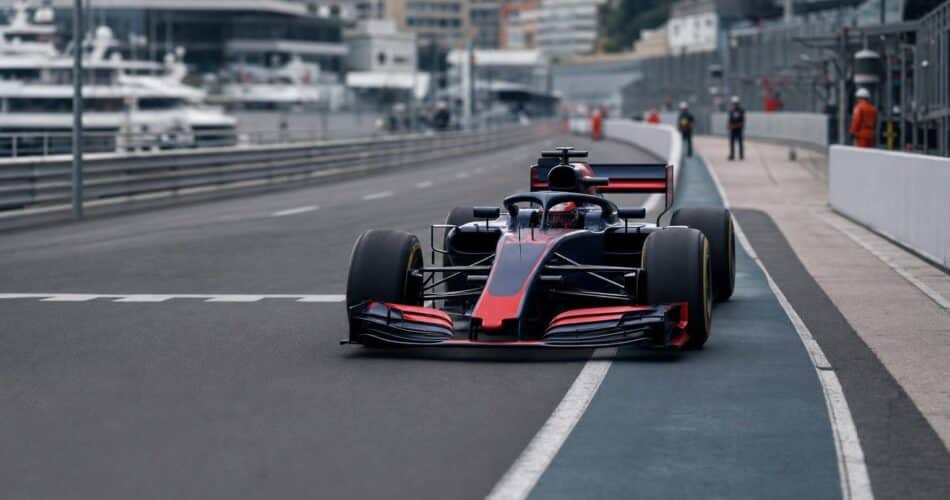 Verstappen Monako GP’ye startta veda etti 1 Monako pistinde pit yoluna yönelen logosuz Formula aracı.