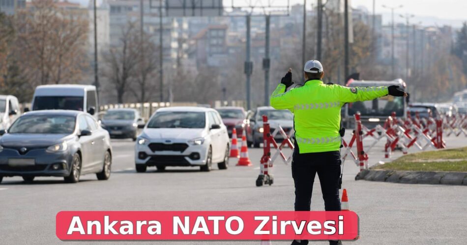 Ankara’da NATO Zirvesi trafik tedbirleri açıklandı 1 Ankara’da trafik polisleri geniş bir bulvarda araçları yönlendiriyor.