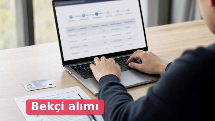 Bekçi alımı başvurusunu bilgisayardan kontrol eden adayın çalışma masası