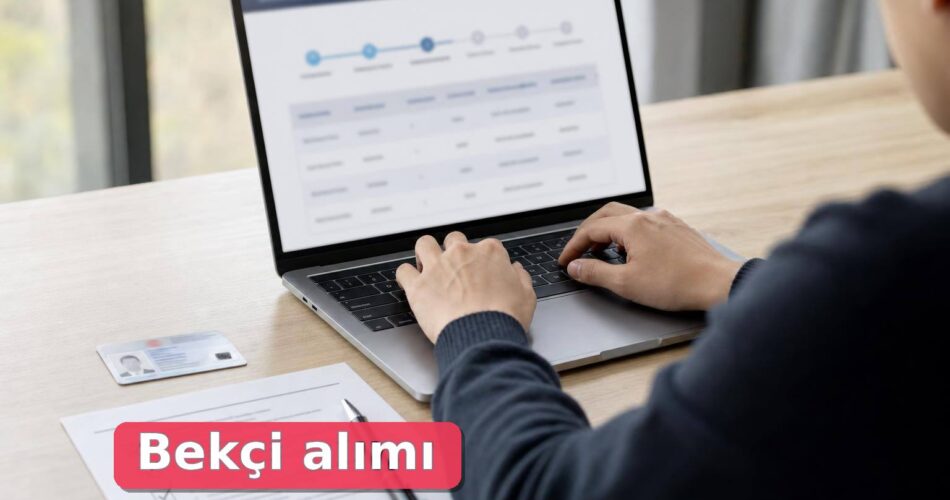 Bekçi Alımı Başvurusu Nasıl Takip Edilir? Şartlar, Başvuru Yolu ve Resmi Kontrol Listesi 1 Bekçi alımı başvurusunu bilgisayardan kontrol eden adayın çalışma masası