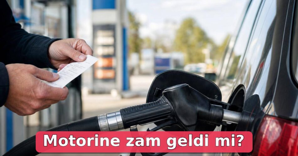 Akaryakıt istasyonunda motorin pompası yanında fişini kontrol eden sürücü eli