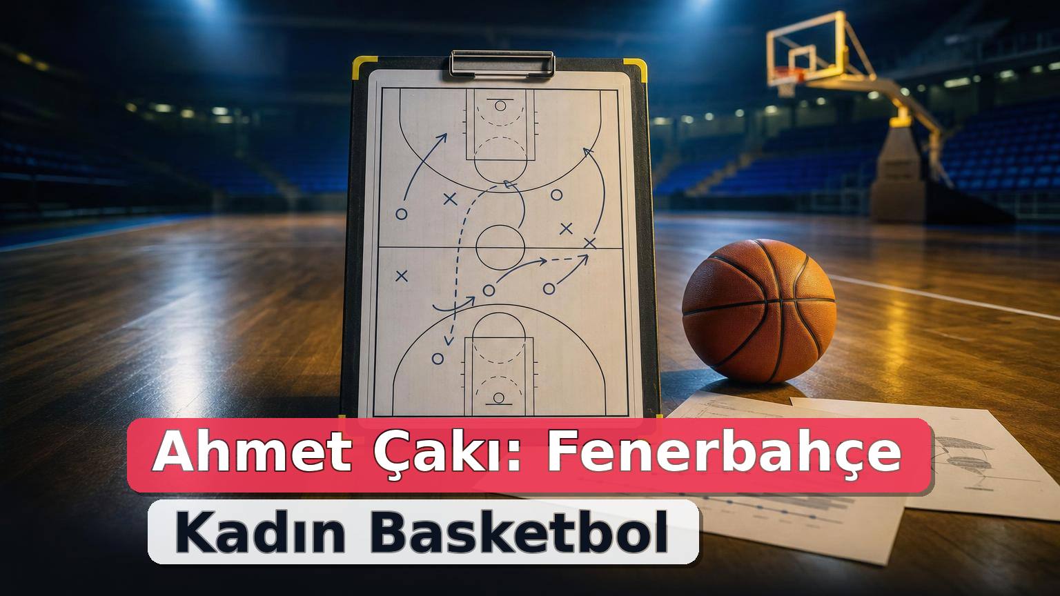 Boş basketbol salonunda taktik tahtası ve basketbol topuyla Ahmet Çakı’nın kariyerini anlatan nötr editoryal kompozisyon