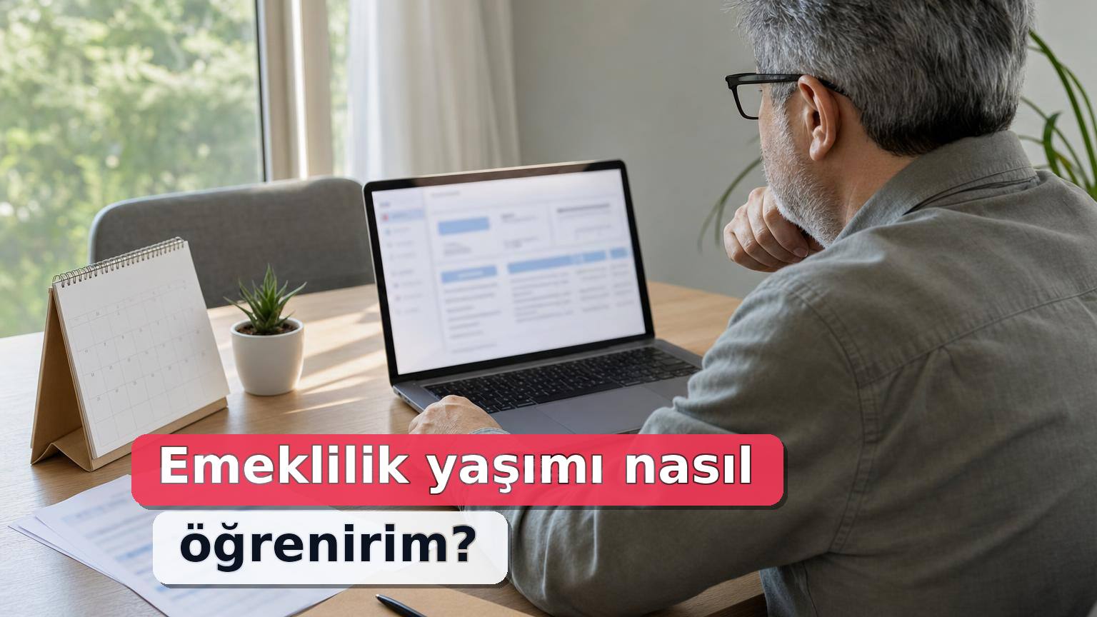 Dizüstü bilgisayarda emeklilik sorgulamasını inceleyen kişinin yanında SGK hizmet dökümü ve takvim