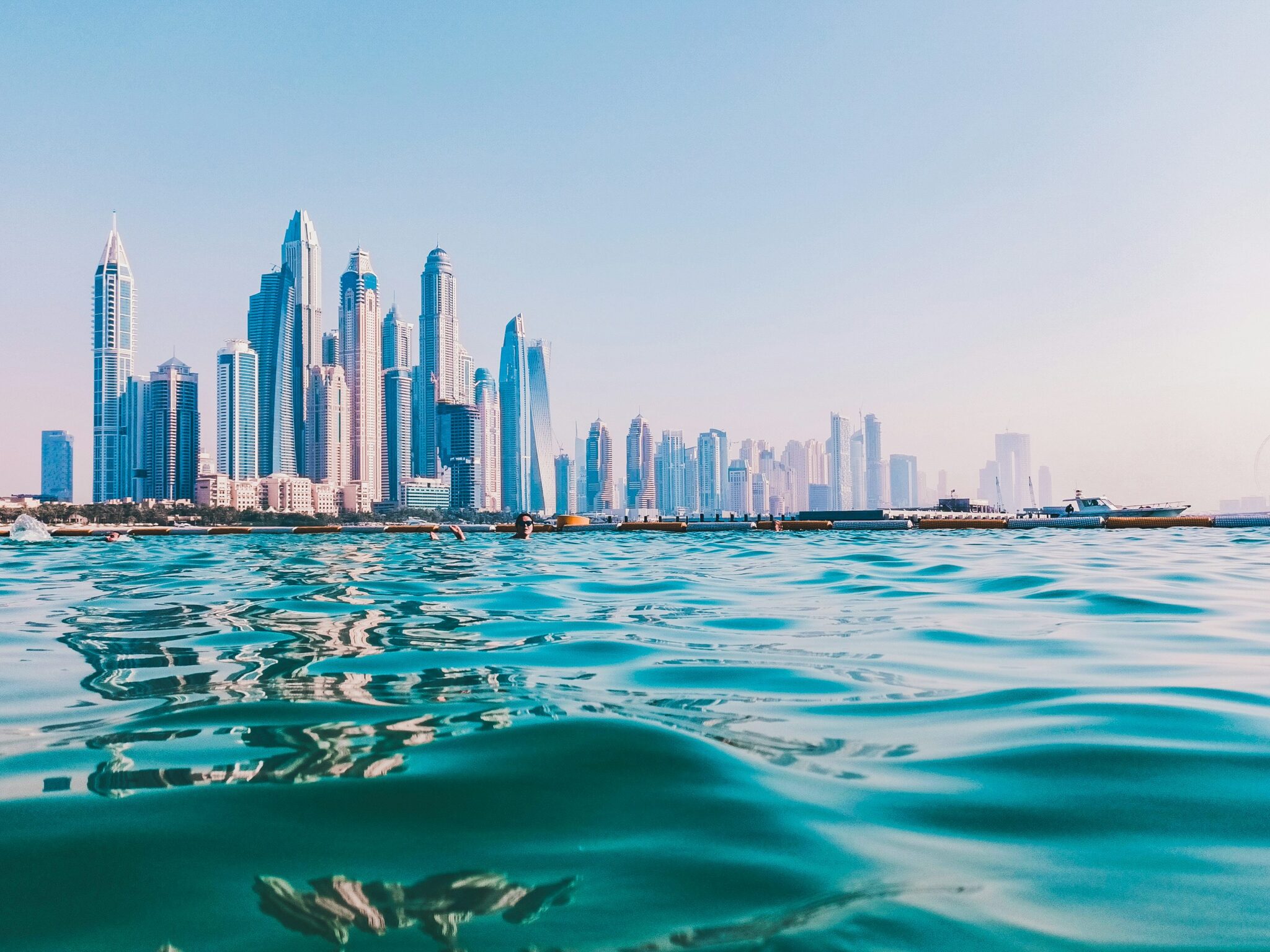 Dubai Tatilinizi Unutulmaz Kılacak Deneyimler 2 Dubai Jumeirah kıyısı ve denizin karşısındaki şehir silueti
